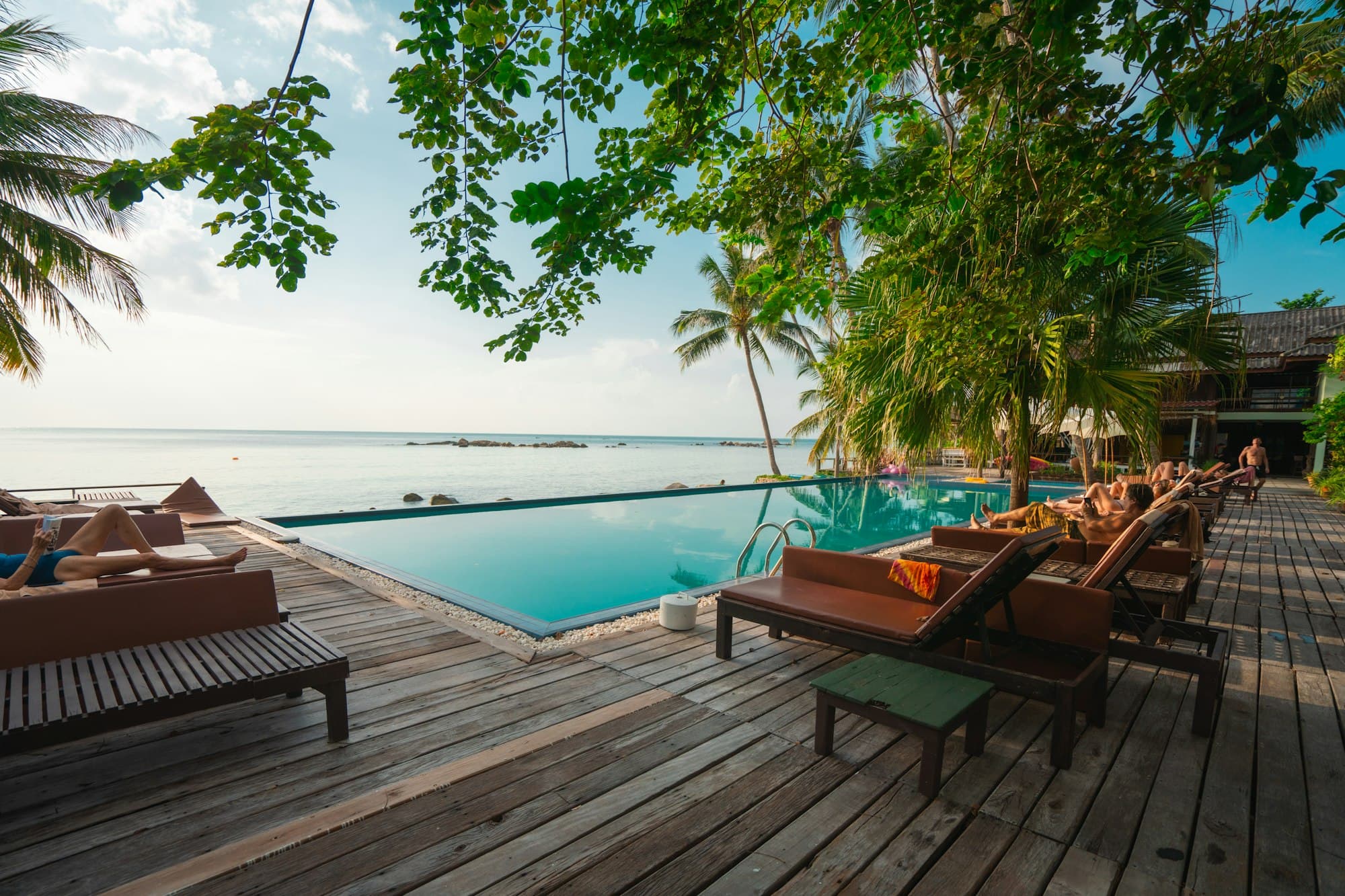 Kolam renang hotel saat senja