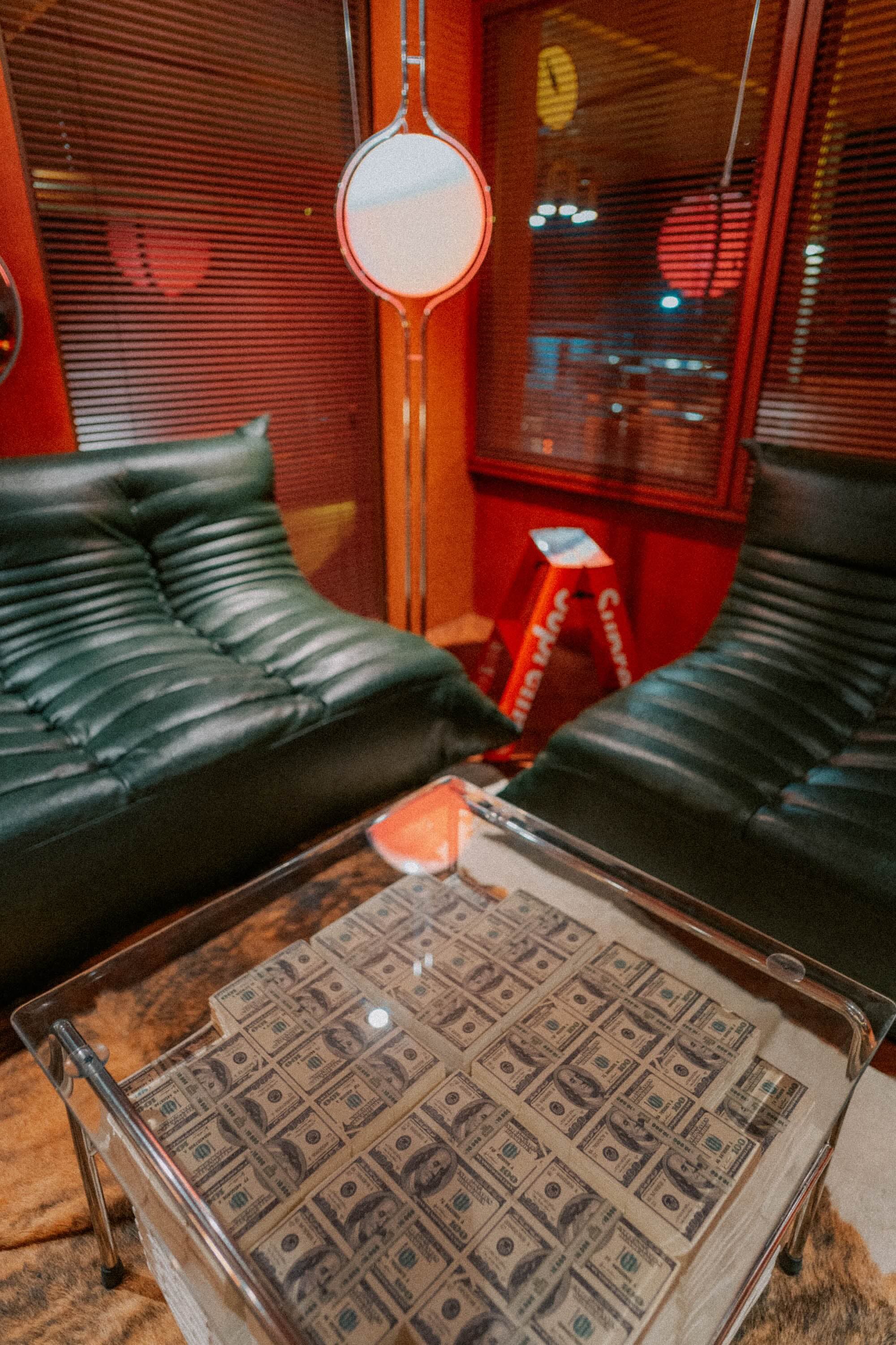 Lounge with black leather sofas and a round pendant lamp