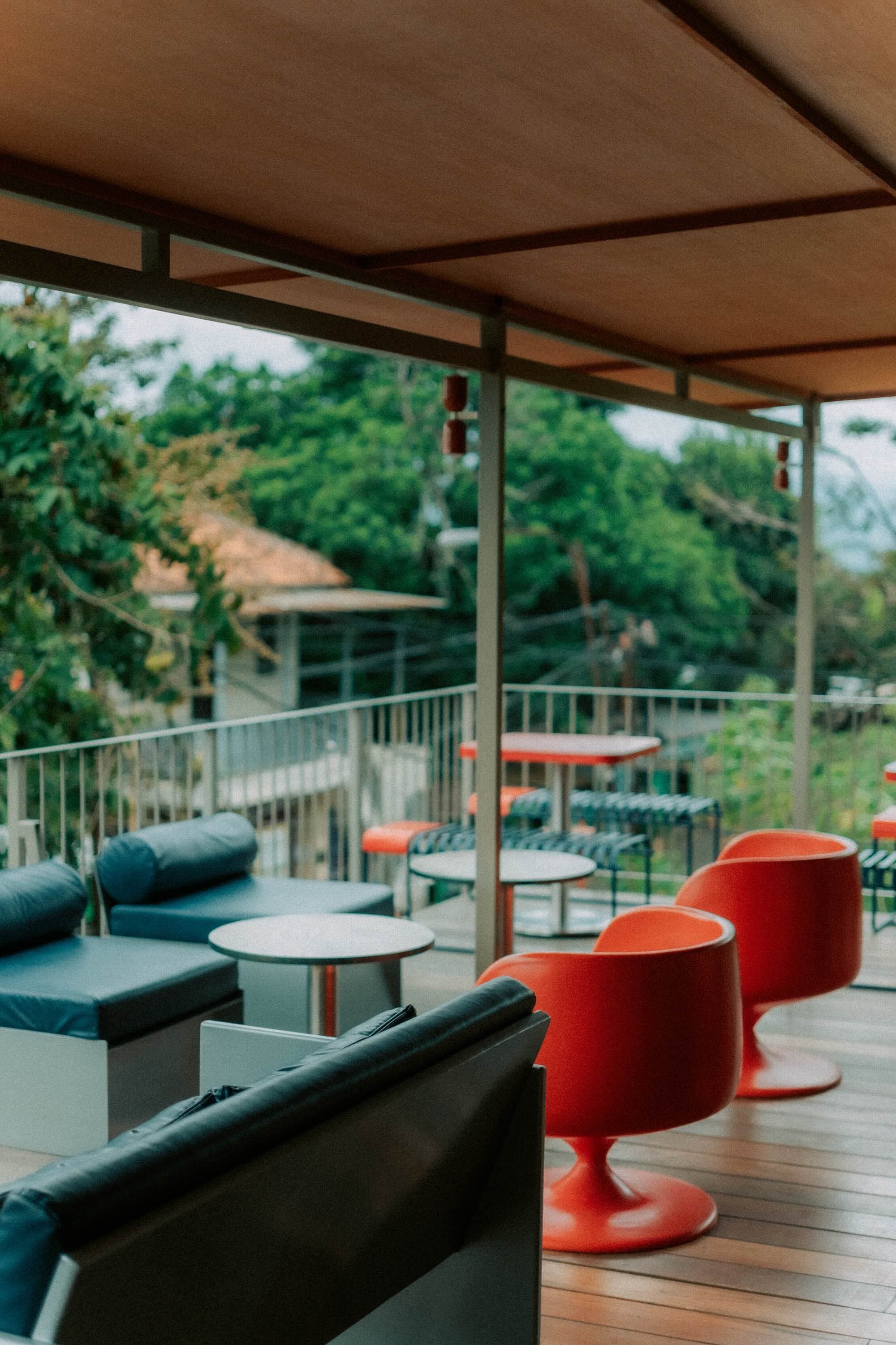Teras rooftop Artisan Coffee dengan pemandangan pepohonan