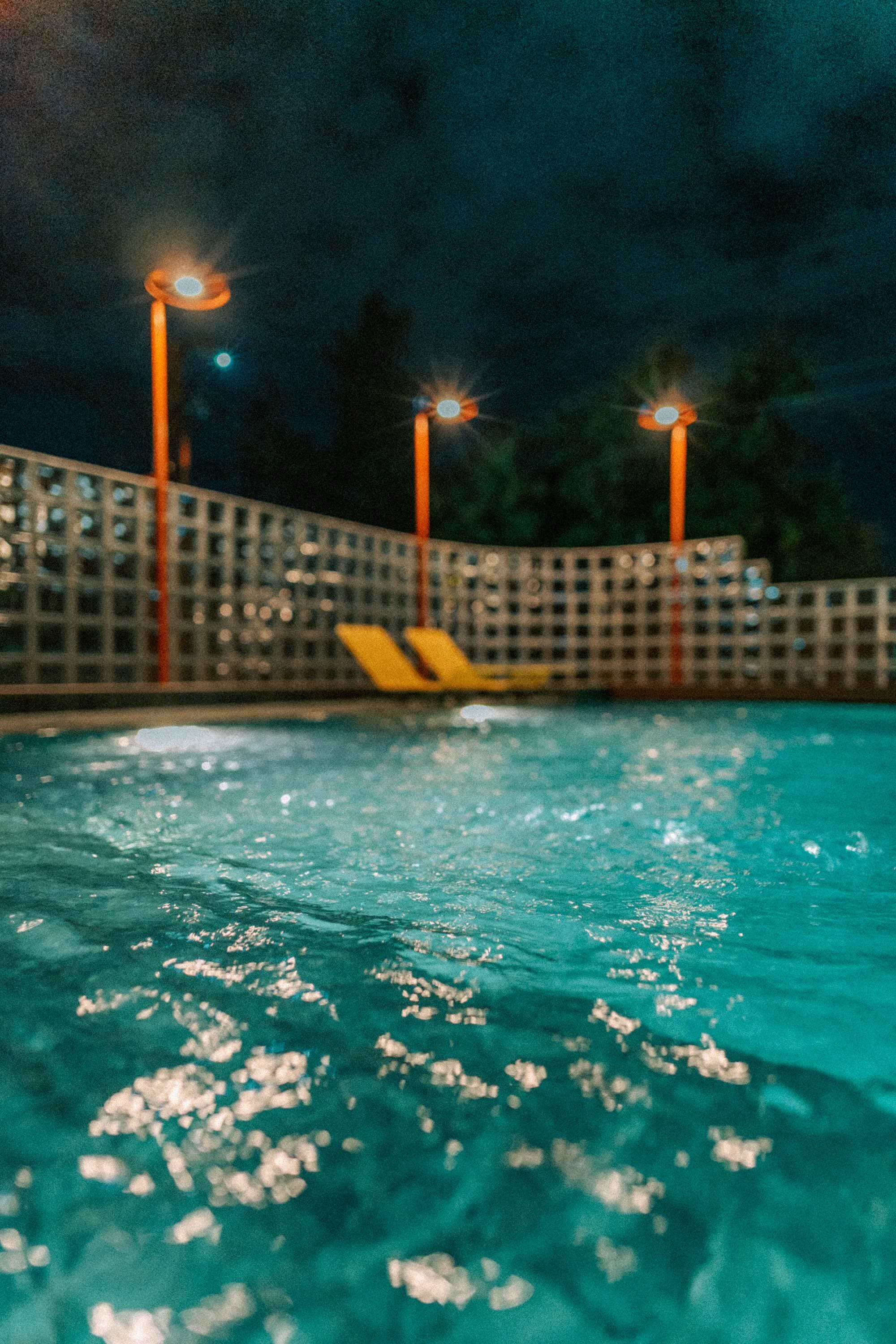 Permukaan air kolam renang yang berkilau di malam hari