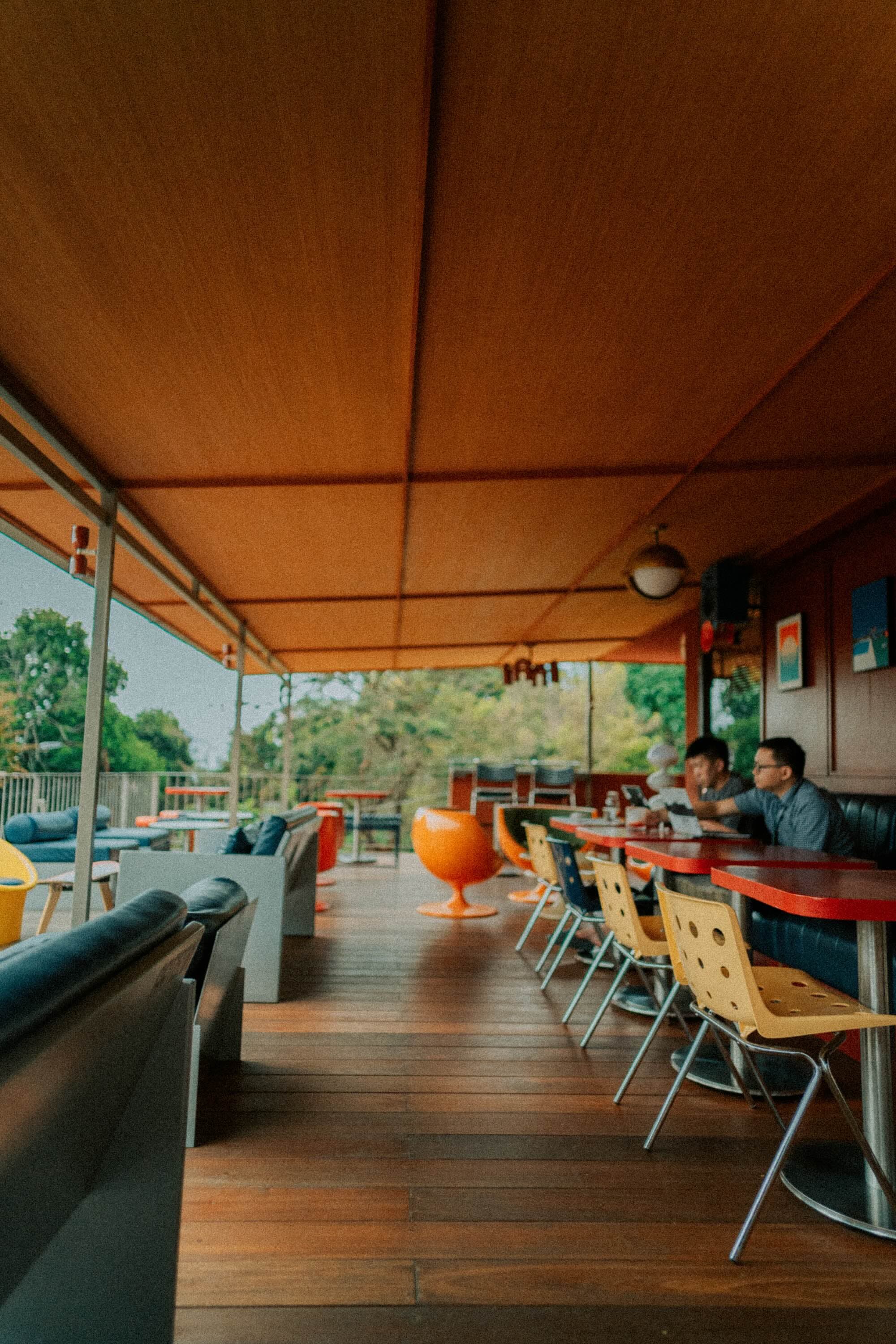 Teras Artisan Coffee dengan tamu yang bersantai